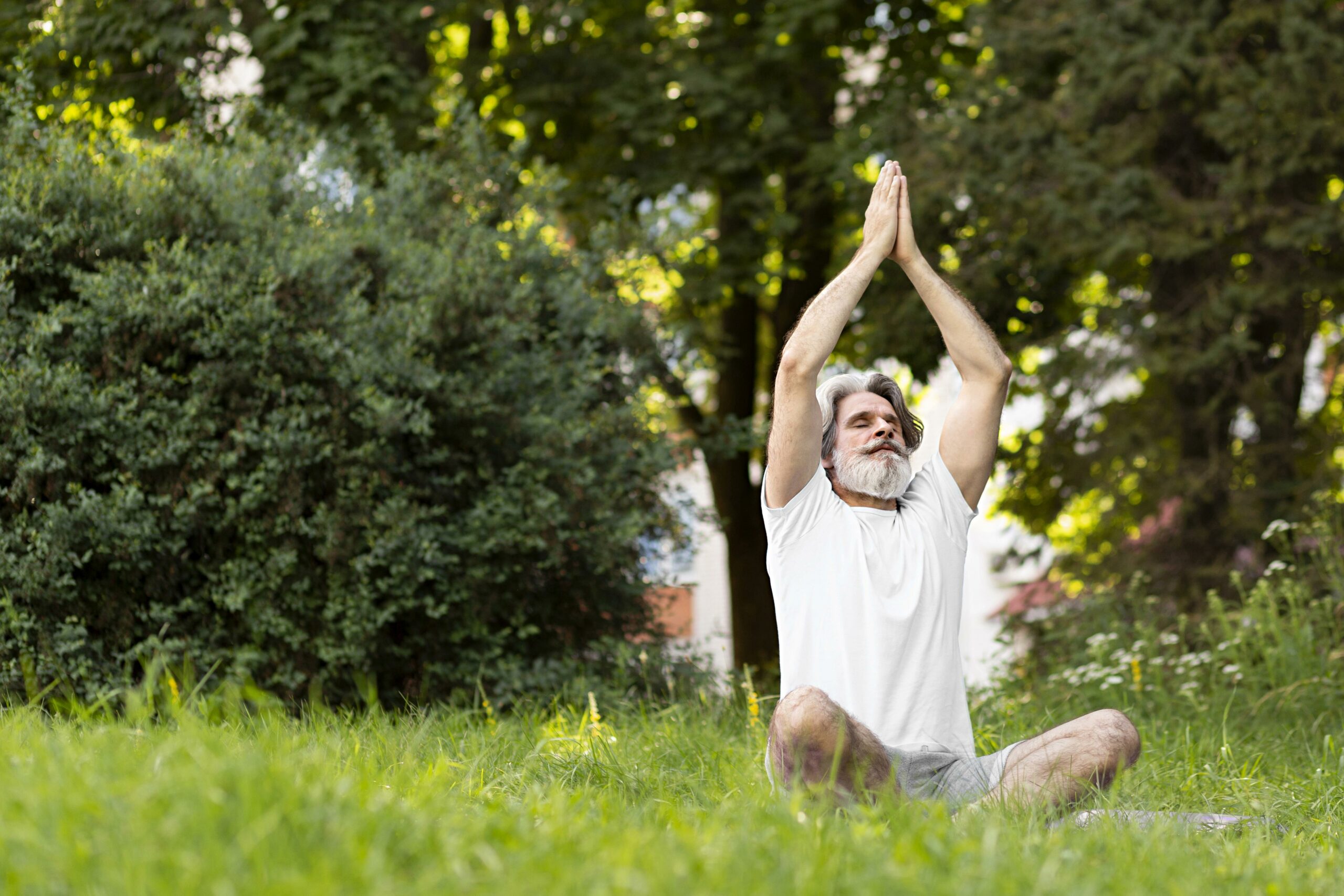 tiro-completo-hombre-estera-yoga-al-aire-libre